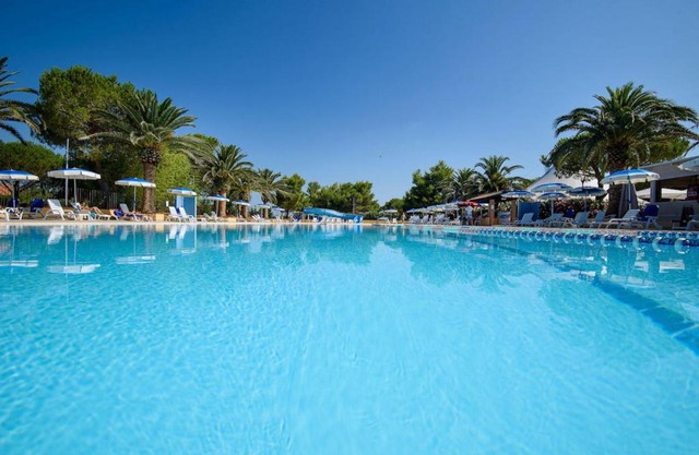 ISA-Appartament Charme, 4 beds, air conditioning and private outdoor area in Village with 6 swimming-pools, only 1 km from the beach