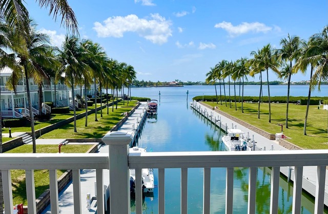 Isla Marlin 28: Palm lined luxury villa w/dockage and sunset views