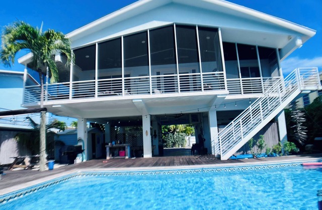 Keys Waterfront House with large pool 30' Dock w/ 50 Amp power 10% off Nov-Feb