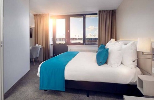 Island Comfort Steps from Ameland Beach, Dunes & Ferry – Hotel w/ Parking