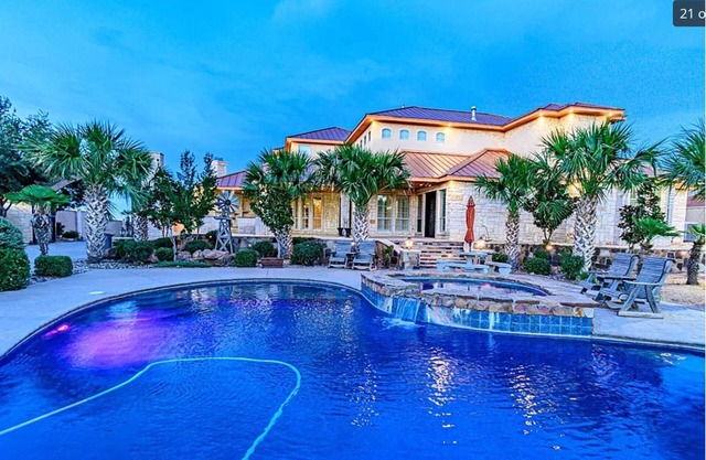 Island Dreams! Tropical 4-bedroom house with amazing backyard