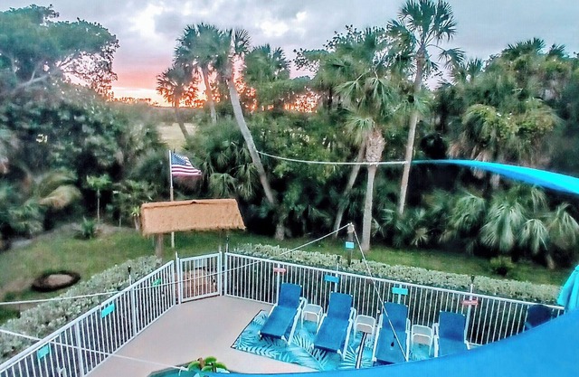Orchid Island Escape!Walk to beach 2 minut,heated pool & hot tub. Putting green.