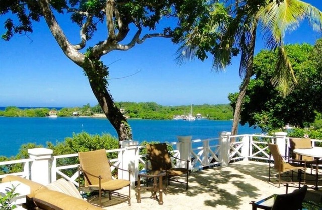 Island Escape. Frente al mar con piscina y exuberante jardín tropical