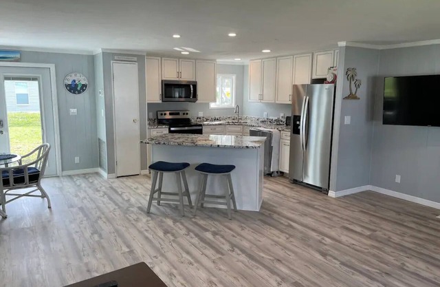 Island Getaway - Monthly Rental - 3 Queen Beds