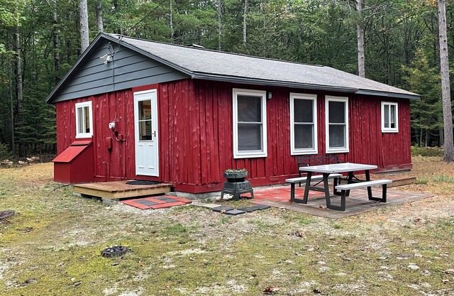 Island Getaway! Nestled in the woods with easy access to sandy beach