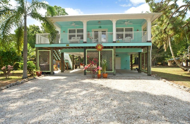 Island Home within the Pines and Palms; Kayaks, Bikes, and Inviting Porches~