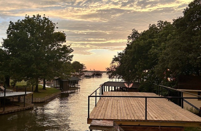 Island Park Cottage- 2 bedroom home on the Lake