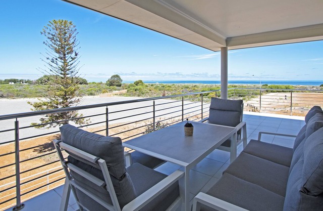 Island Retreat: 4 BR, 2 BA House in Jurien Bay, Sleeps 8