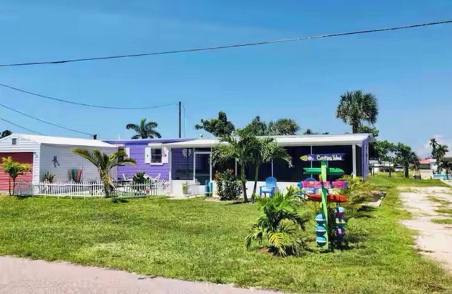 ISLAND TIME! DOCK! POOL! KAYAKS! BOAT To BEACH! PETS ALLOWED! The Purple House
