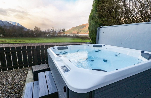 ISLAND VIEW HOUSE, pet friendly, with hot tub in Glencoe