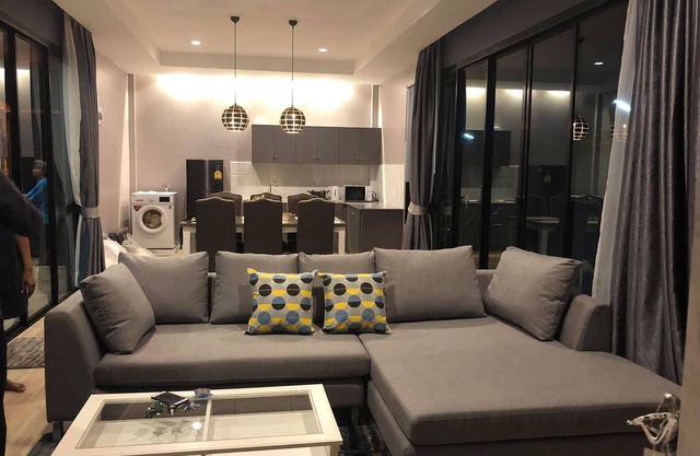 Issarindr Pool Villa es una casa de estilo moderno con hermosa piscina privada
