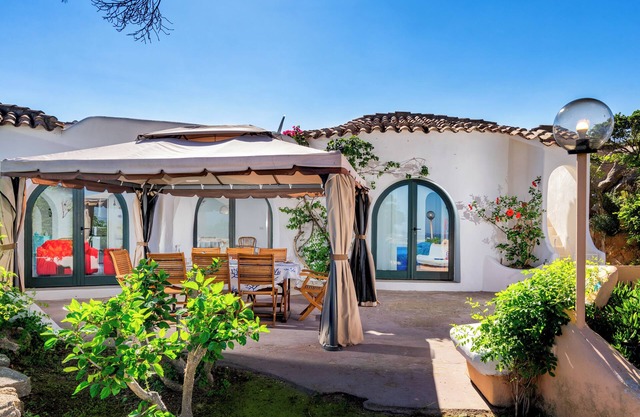 Villa near the Beach with Seaview, Wi-Fi, A/C, Terrace and Garden