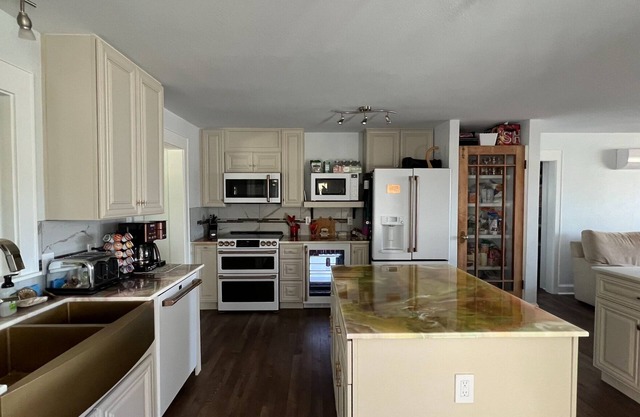 It's A Couple's Affair! "This is a 1-bedroom shared space"