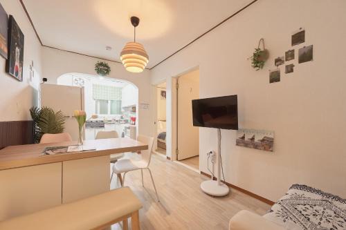 Itaewon Namsan View Stay, Midnight in Itaewon New