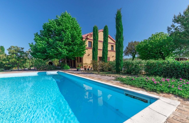 Villa en Ostra con 4 habitaciones, capacidad 12