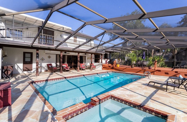 Casa ejecutiva completa, Florida Pool Getaway, 1. 4 acres en el corazón de la ciudad