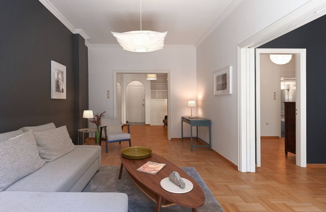 Ithakis12·Chic Renovated Hideaway in Vibrant Squar