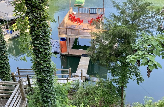 9 BD, 5 ½ BA, Bañera de hidromasaje, 2 Stry Dock con tobogán, 2 muelles de jet ski, Fire Pit, 24 plazas