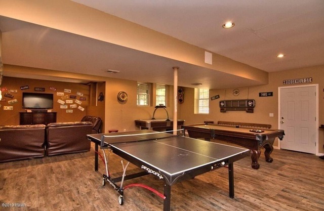 ¡SU RESPALDO! 5 dormitorios 4. 5 baños con sala de juegos increíble Bearadise