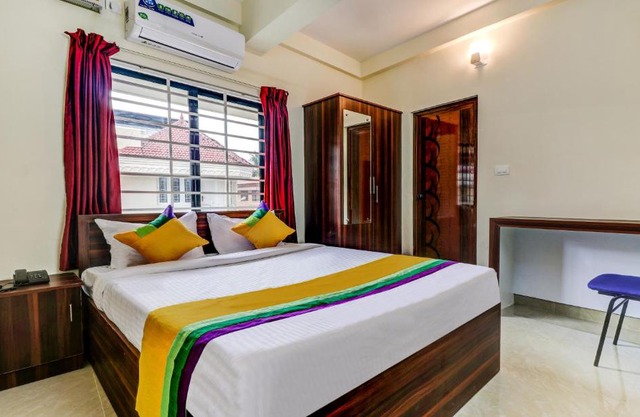 Itsy Hotels Rain Tulsi Stayz, Palarivattom Junction