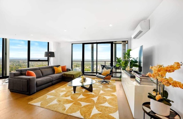 Ivanhoe Penthouse - Masterpiece w/ parking + views