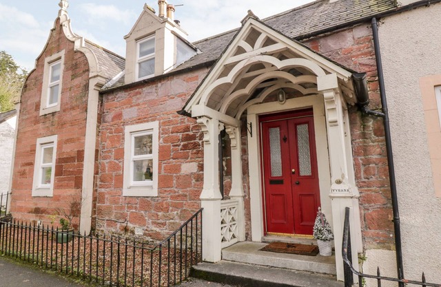 IVY BANK, pet friendly, luxury holiday cottage in Thornhill