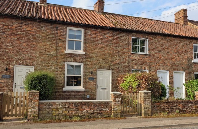 IVY COTTAGE, pet friendly, with a garden in Carlton Husthwaite