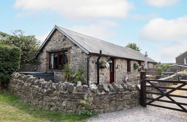 Ivy Cottage - sleeps 5 guests in 2 bedrooms