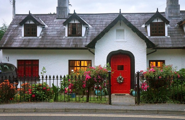 Ivy Cottage steps from Killarney National Park & Killarney Town Centre