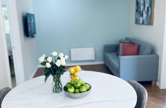 Ivy Cottage Two Bedroom & Garden in Temple Fortune