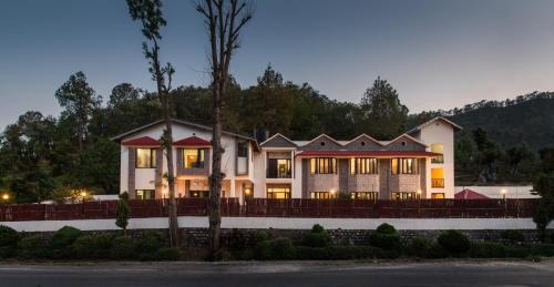 IVY The Boutique Hotel Near Neem Karoli Temple