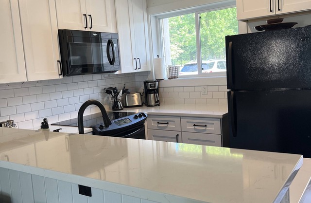 Izaty's Beach Villa - Lakefront 2BR Condo