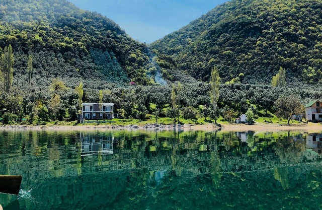 Iznik Sunshine Lake House with stunning views