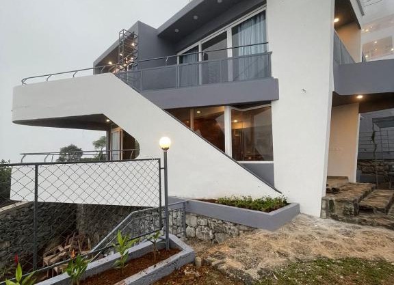 Izzat Inn Pool Villa Parunthumpara
