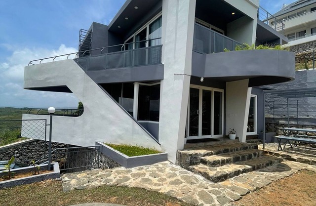 IZZAT INN Villa, Parunthumpara, A pet friendly mountien view villa...