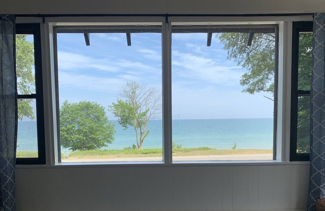 J & A’s Beachfront Bungalow-LAKE and BEACH front