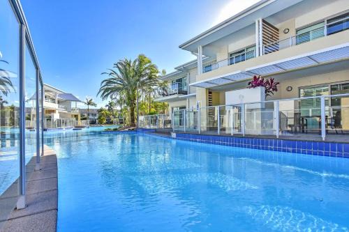 J's Resort Pacific Blue Swim Up