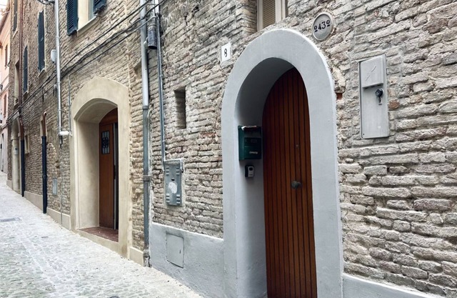 J01 - Jesi, three-room apartment in the historic center