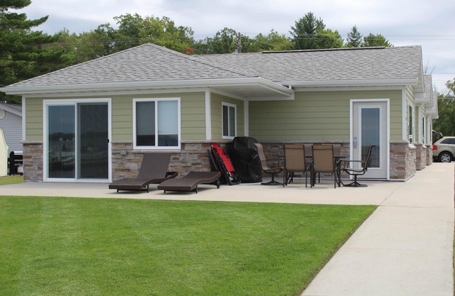 Jack's on the Bay, 2 Bedroom/2 Bath Lake Front