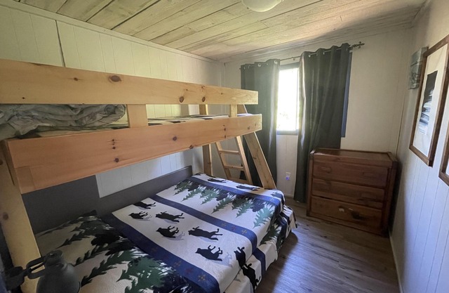 Jackpine Cottage - and the end of the end of the road, peace and quiet