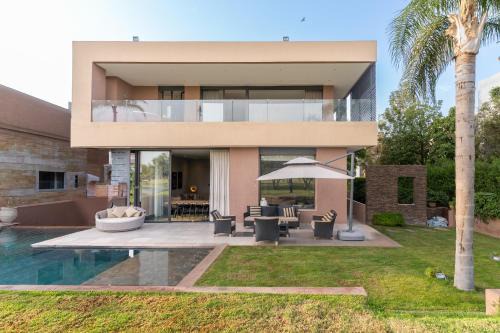 jacuzzi, 2 pools, luxury villa