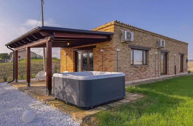 Jacuzzi and Comfort in the Marche Hills
