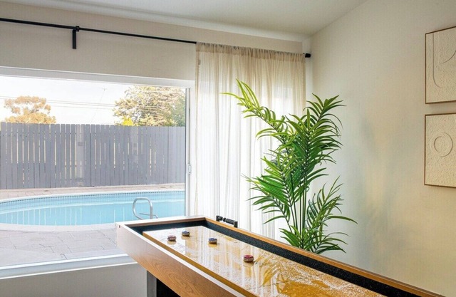 Jacuzzi-Pool-BBQ-King Bed-Private Parking