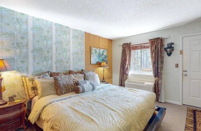 Jacuzzi Suite 205 at Tradewinds