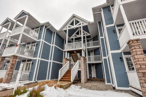 Jacuzzi Suite Closest Building to the Ski Hill
