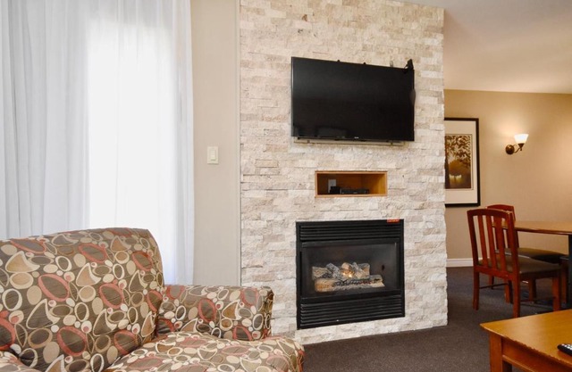 Jacuzzi Suite with King bed, full kitchen