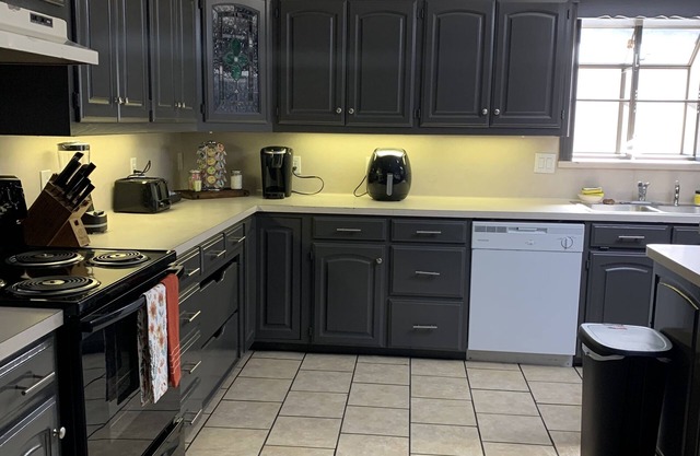 Jacuzzi Tub 2 bedroom 1 large bath single unit.
