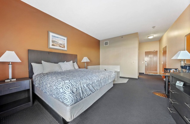 Jacuzzi Tub & King Bed Put-in-Bay