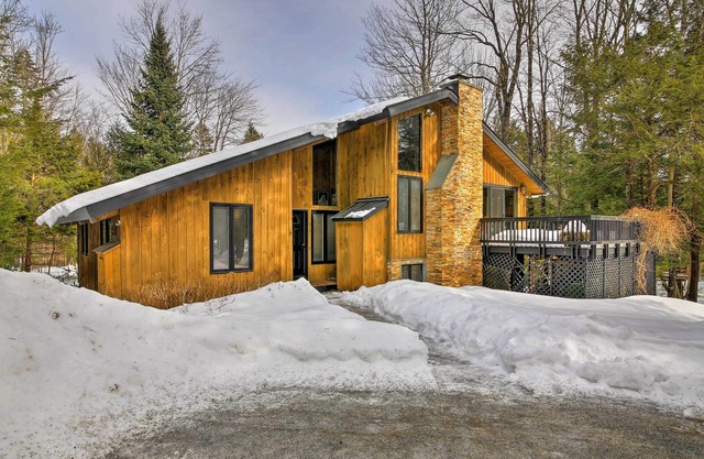 Jamaica Vacation Home w/ Deck: 8 Mi to Skiing!