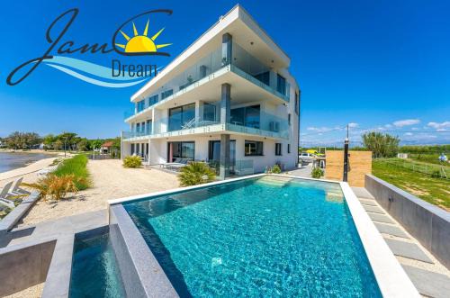 JamC Dream Familientraum direkt am Meer mit beheiztem Pool